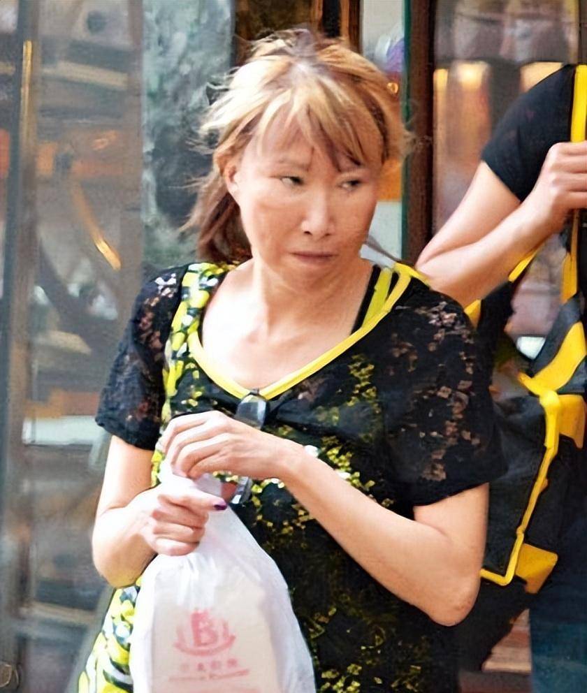 她曾是「三「級」女王」，3年連拍11部三級，如今66歲老得不敢認