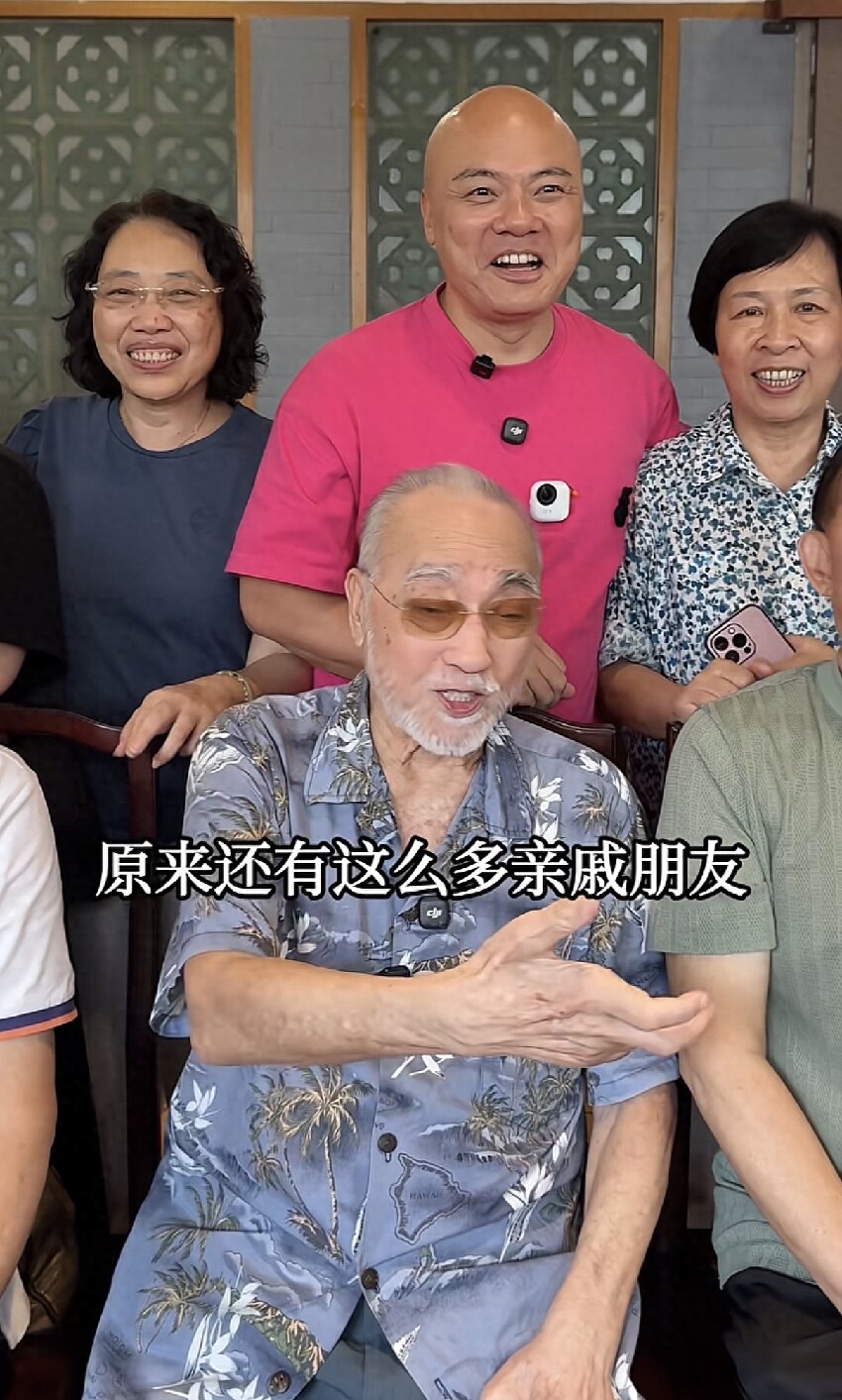84歲盧海鵬回廣州探親，與親友吃飯被圍著合照，感慨有這麼多親友