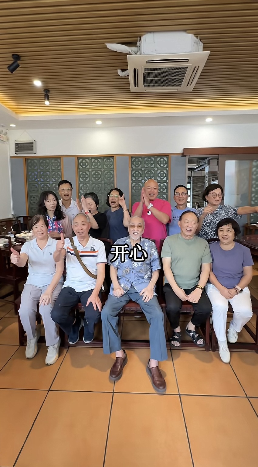 84歲盧海鵬回廣州探親，與親友吃飯被圍著合照，感慨有這麼多親友