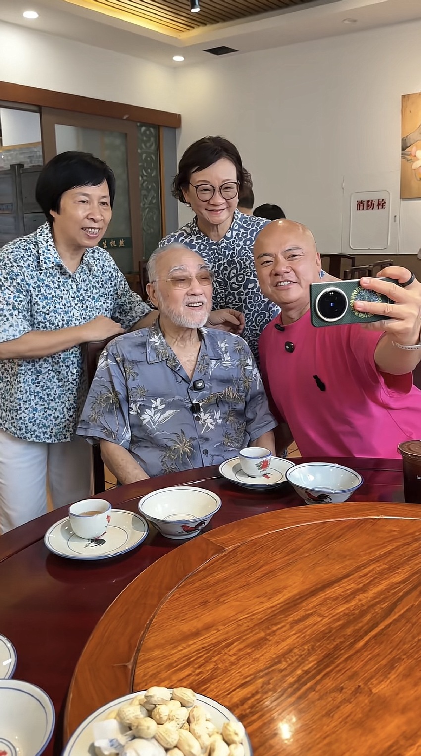 84歲盧海鵬回廣州探親，與親友吃飯被圍著合照，感慨有這麼多親友