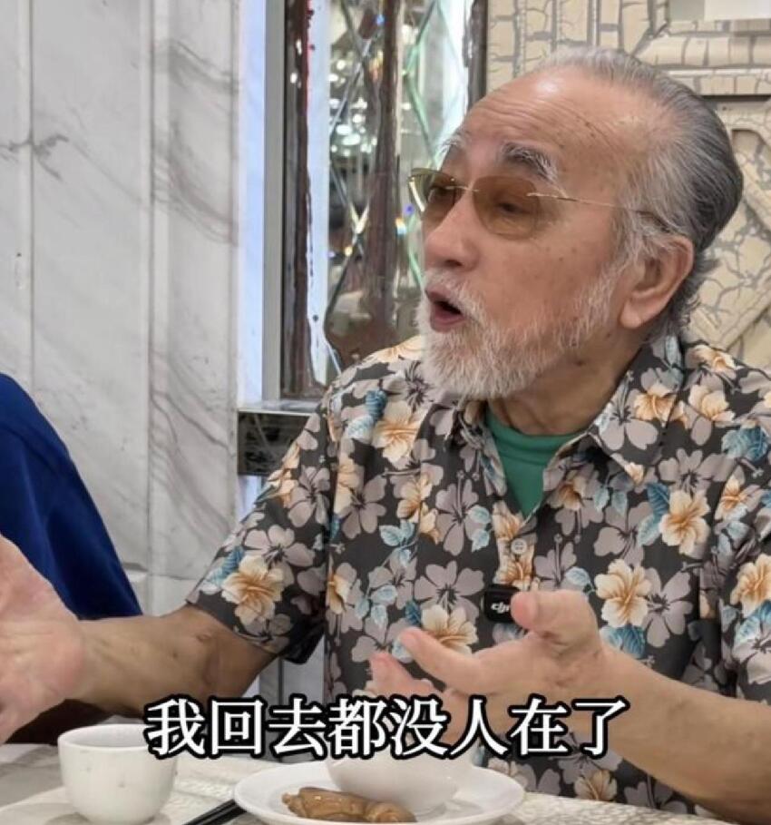 84歲盧海鵬回廣州探親，與親友吃飯被圍著合照，感慨有這麼多親友