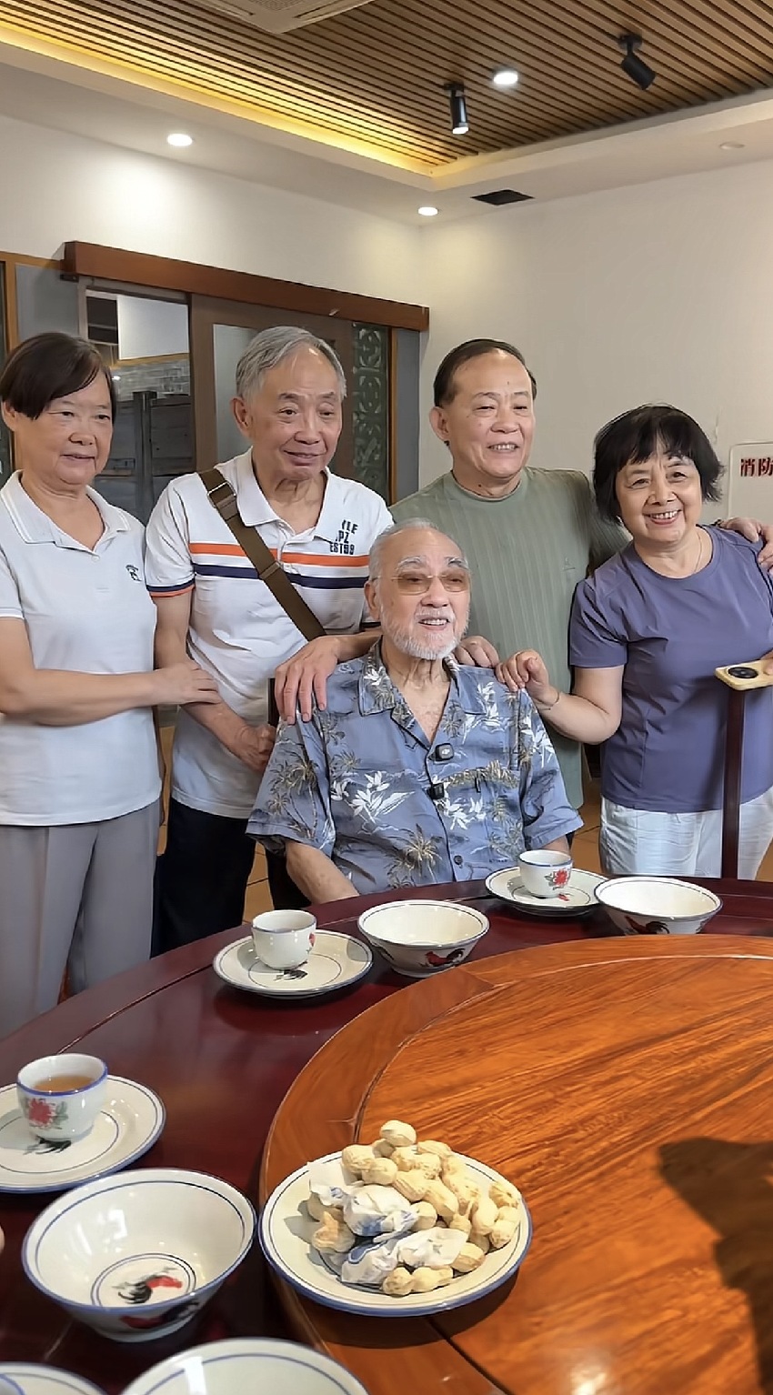 84歲盧海鵬回廣州探親，與親友吃飯被圍著合照，感慨有這麼多親友