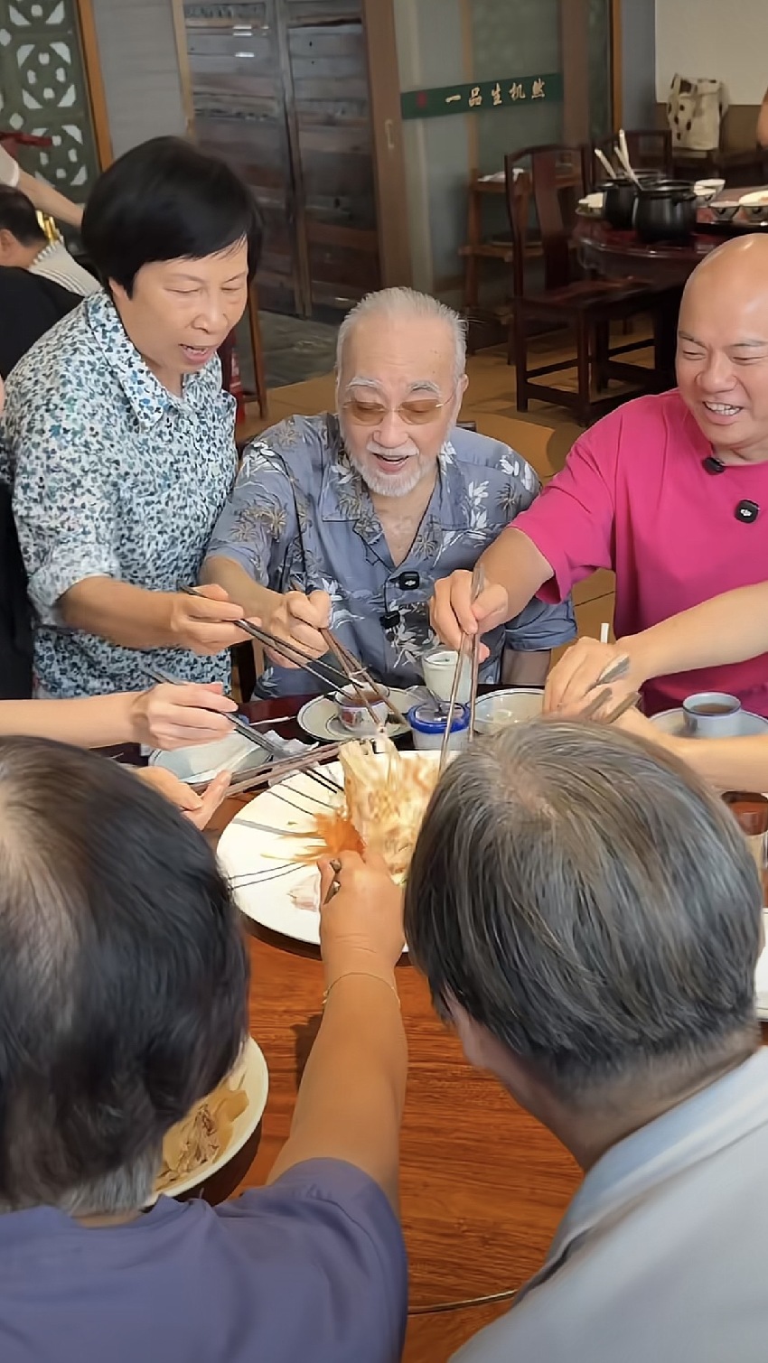 84歲盧海鵬回廣州探親，與親友吃飯被圍著合照，感慨有這麼多親友