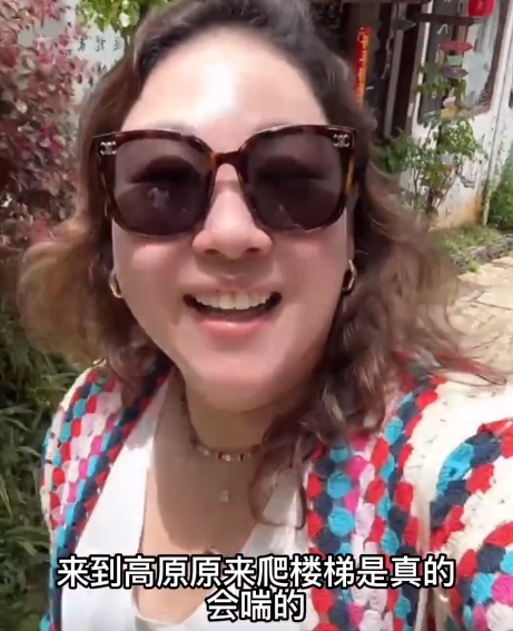 何超瓊乾女兒與鄭裕彤孫女帶娃游雲南，贊永生難忘，住2千元酒店