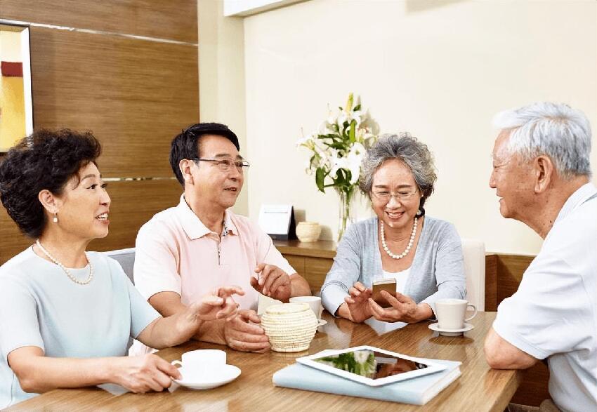 婆婆生日，卻不讓兒媳上桌吃飯，兒子怒懟：不懂尊重就別在我家住