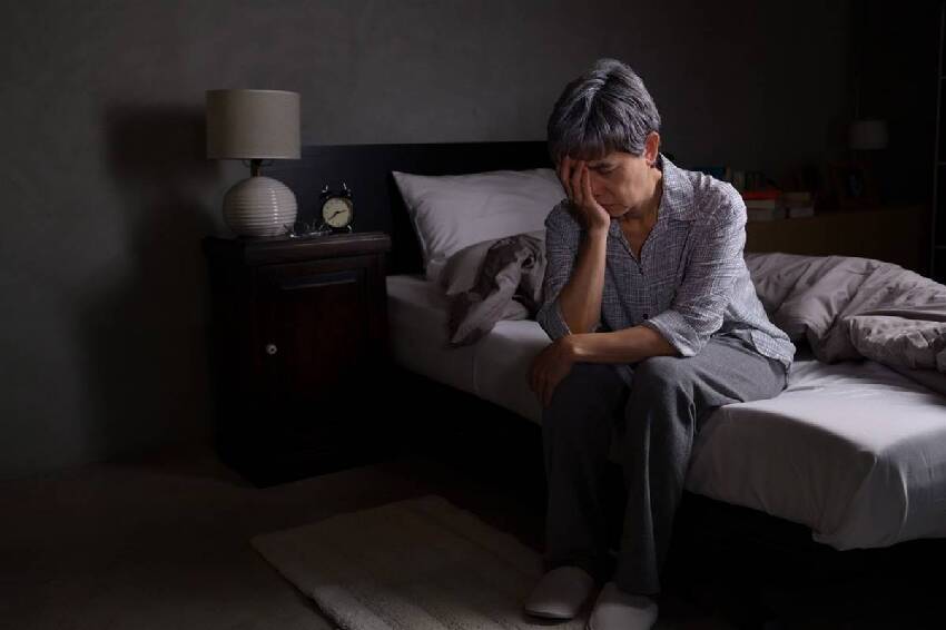 每天堅持睡8小時!65歲阿姨「生活規律」卻昏昏沉沉 老朋友一開口「點出問題所在」