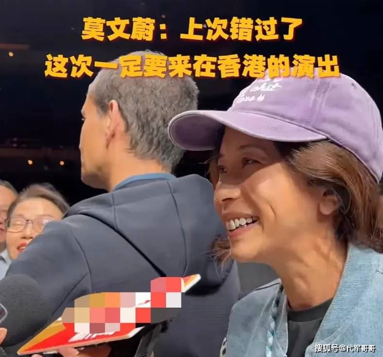 與舞台上不同?54歲女星「素顏曝光」形象判若兩人!