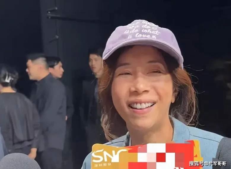 與舞台上不同?54歲女星「素顏曝光」形象判若兩人!