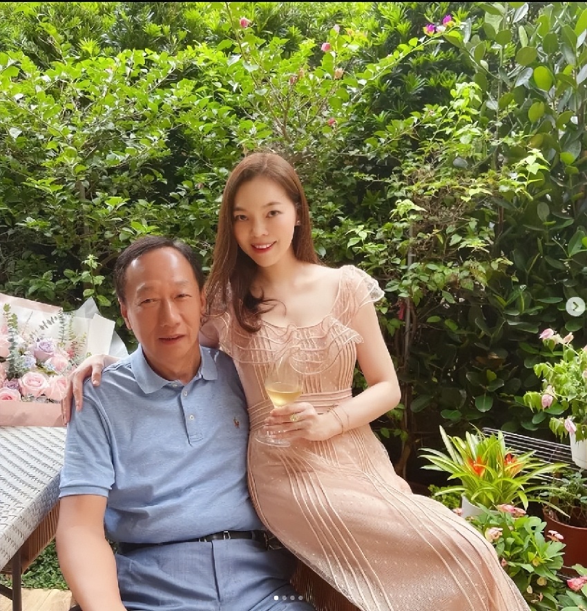 台媒曝75歲郭台銘被50歲中女蓄意勾引！女方離異帶娃，顏值不及正室