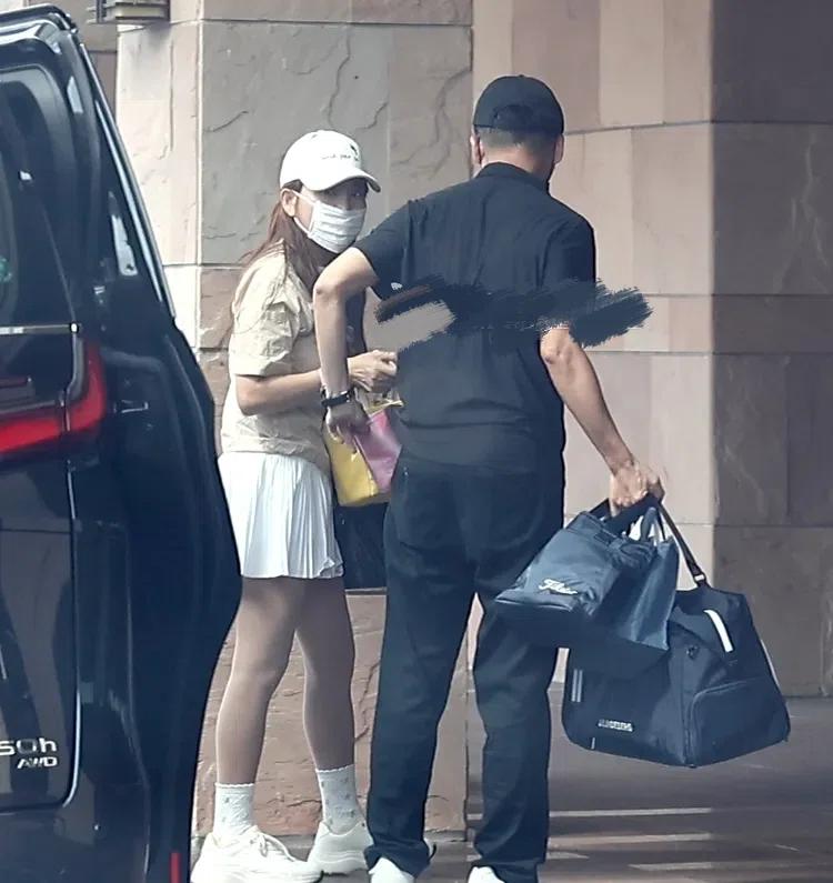 台媒曝75歲郭台銘被50歲中女蓄意勾引！女方離異帶娃，顏值不及正室