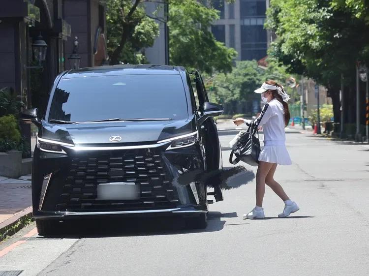 台媒曝75歲郭台銘被50歲中女蓄意勾引！女方離異帶娃，顏值不及正室