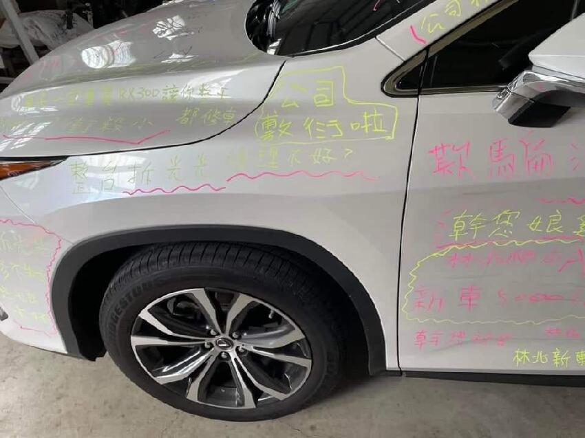 他買200萬名車「開上路卻5度熄火」送原廠也修不好!怨念爆表「車尾提筆咒語寫滿滿」:歡迎拍照