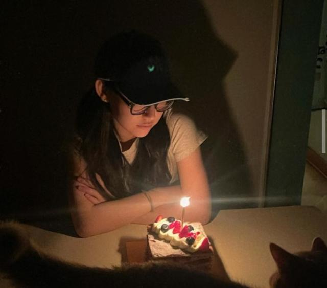 前路茫茫?港樂壇小天后曝哭著過20歲生日,因續約問題致人氣大減