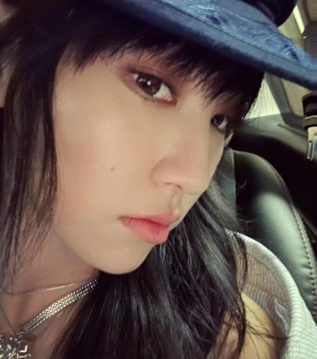 前路茫茫？港樂壇小天后曝哭著過20歲生日，因續約問題致人氣大減