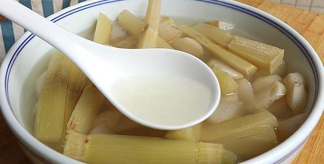 喉嚨癢咳不停！用這3種食材煮糖水，潤肺止咳見效快，喝完睡得香