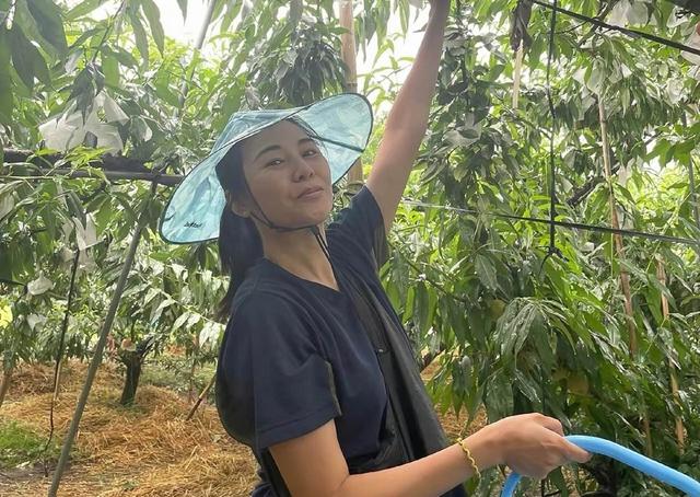 香港知名女星正式復出，素顏出鏡驚現幸福肥，移居日本已愛上當地