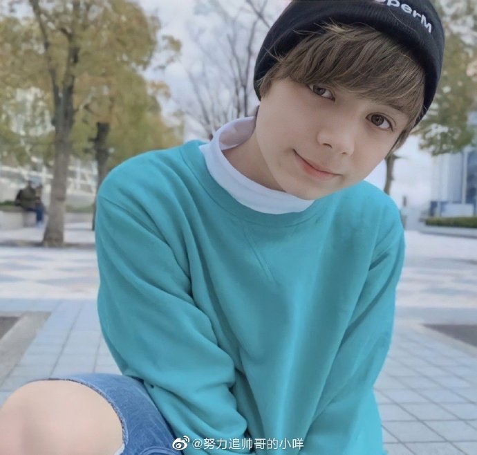 正太練習生！美日混血「無瑕天使美少年」笑顏太療癒　長大模樣曝光「雕像般完美側臉」帥到不真實❤️