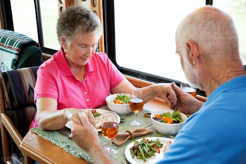 醫生再三提醒：超過70歲的老人　寧可「不洗澡有味」也別在5個時候洗澡