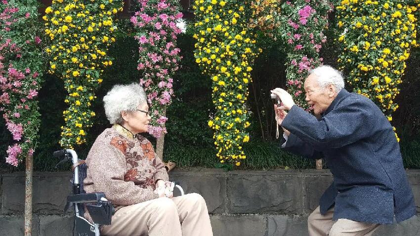 母親過世後，阿姨跟父親「同居相伴18年」堅持不婚，不僅幫我帶大2孩子，還照顧臥床病父整整10年，我早已把她當親生媽媽，她卻在臨終前「做了一件事」...頓時淚如雨下