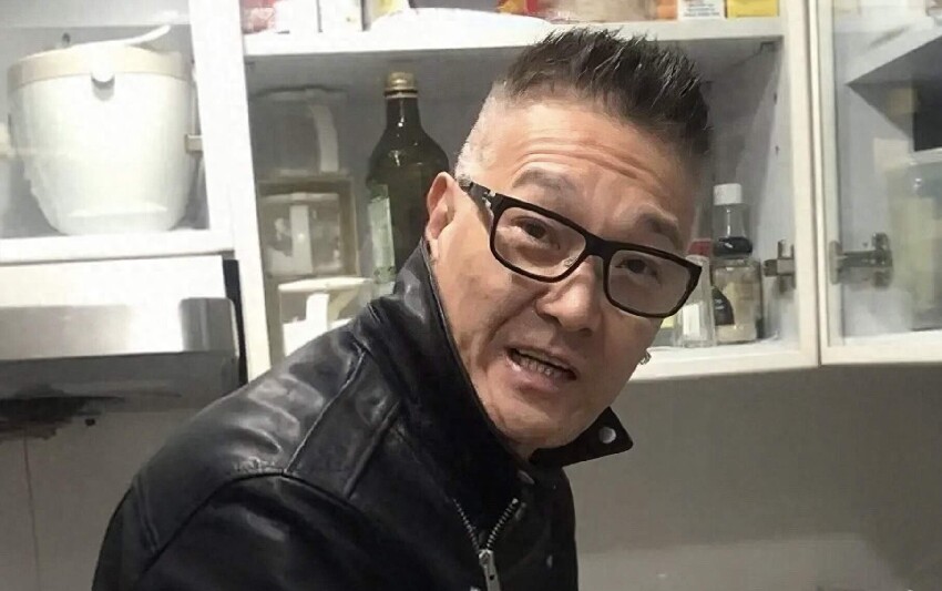 香港知名演員花光積蓄,送倆兒子出國留學,前妻因抑鬱燒炭自殺