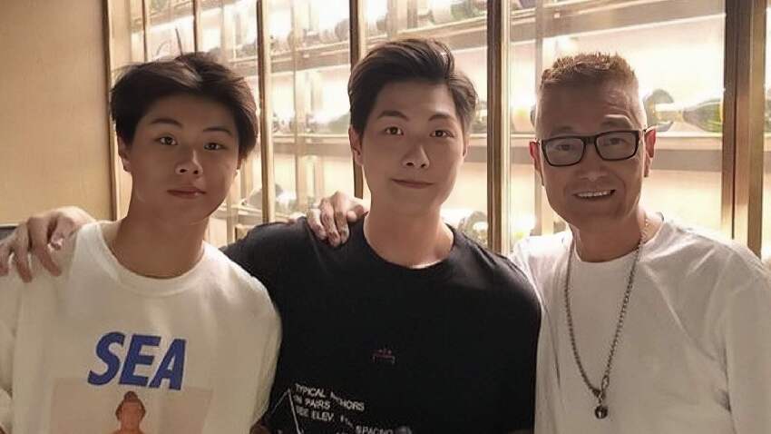 香港知名演員花光積蓄,送倆兒子出國留學,前妻因抑鬱燒炭自殺