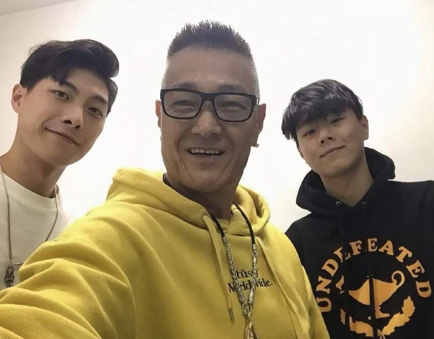 香港知名演員花光積蓄,送倆兒子出國留學,前妻因抑鬱燒炭自殺
