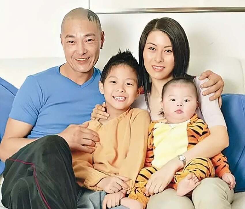 香港知名演員花光積蓄,送倆兒子出國留學,前妻因抑鬱燒炭自殺