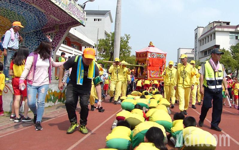 拿黑令旗攔轎！宮廟男女擋路「要鑾轎停下來」　白沙屯媽祖「也不是好惹的」網嗨：超有個性