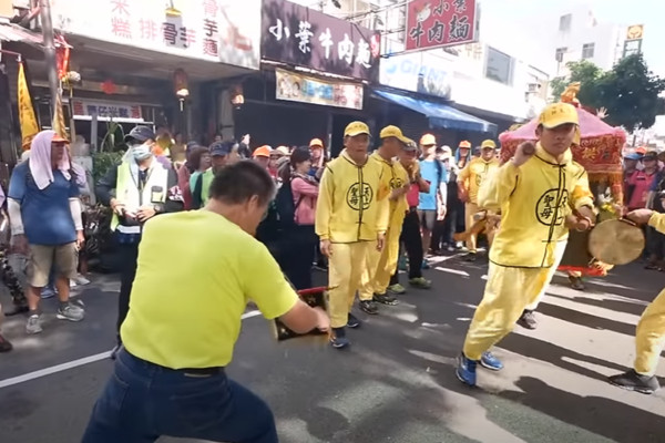 拿黑令旗攔轎！宮廟男女擋路「要鑾轎停下來」　白沙屯媽祖「也不是好惹的」網嗨：超有個性