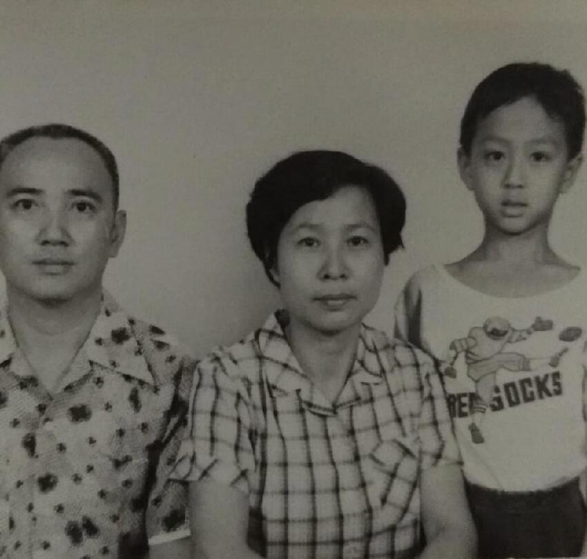54歲TVB綠葉買房送八旬母親，自曝省吃儉用多年，母子看房樂開懷