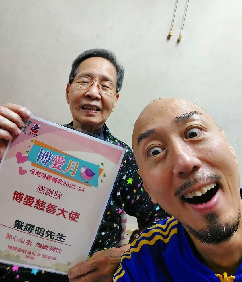 54歲TVB綠葉買房送八旬母親，自曝省吃儉用多年，母子看房樂開懷