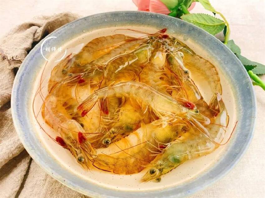 水煮蝦時「水開下鍋」是大忌！飯店老闆：「牢記3點」蝦肉鮮嫩無腥味