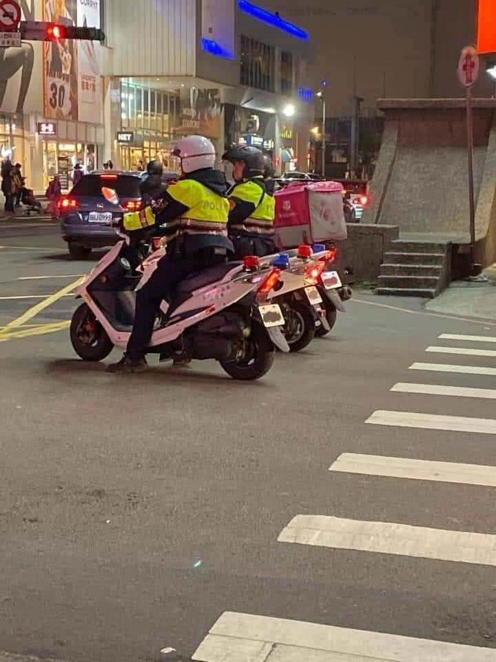 警察賺外快？基隆廟口見「警車兼差外送」路人全愣了 眼尖網友「發現真相搖頭了」