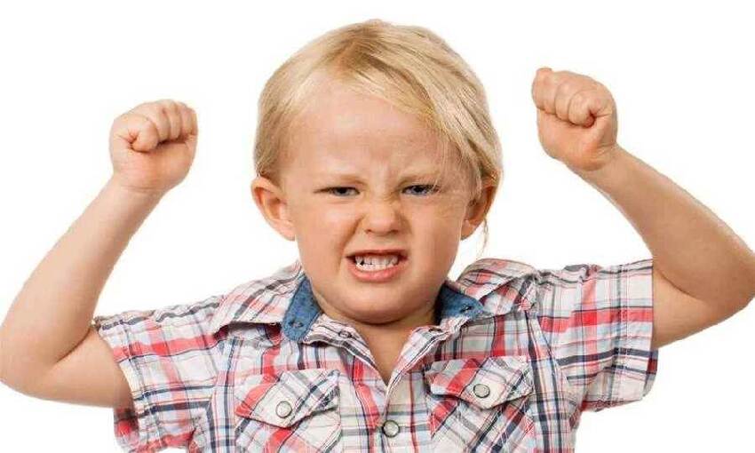 孩子發脾氣時,父母千萬別讓他忍著,用6步引導,孩子將來會感激你!