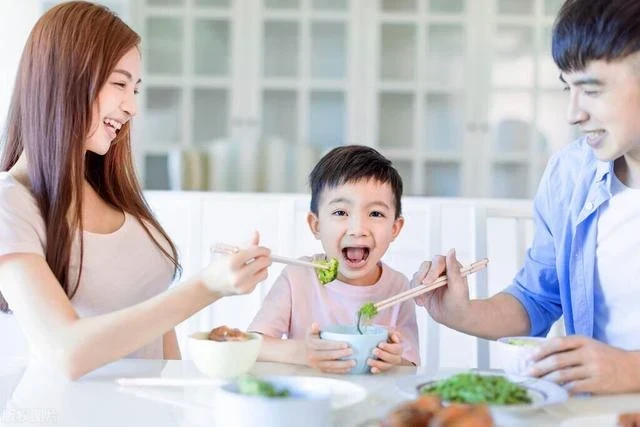 我坐月子，母親說摔傷腿不能來，出月子後去娘家，見到母親我愣住