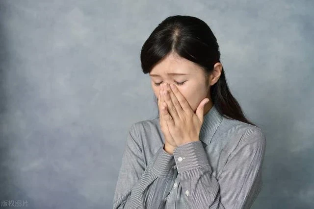 我坐月子，母親說摔傷腿不能來，出月子後去娘家，見到母親我愣住