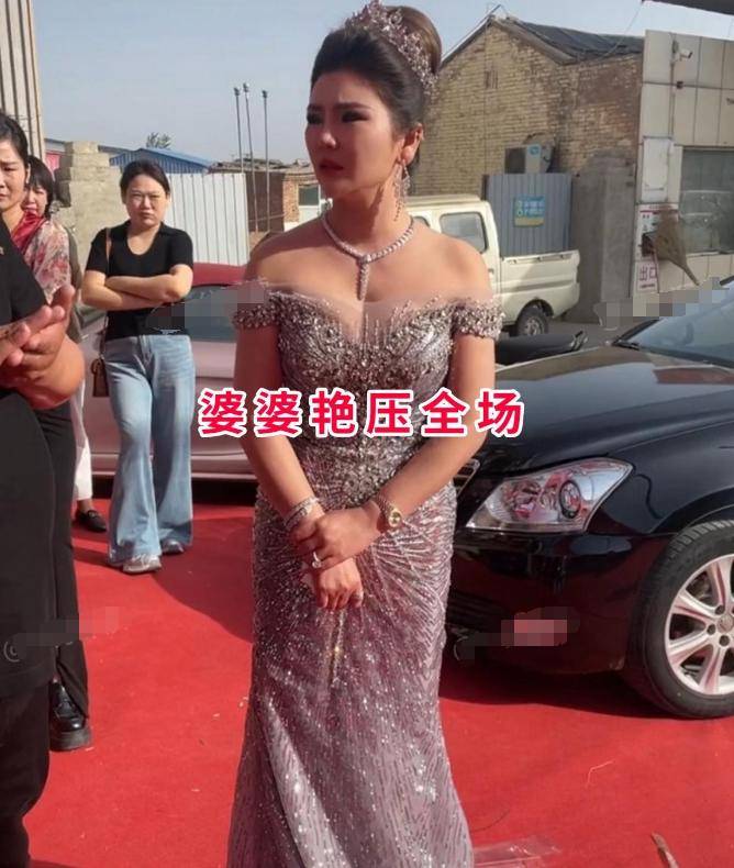 倆新娘?婆婆打扮時尚吸睛,新娘一臉尷尬,新郎摟親媽惹爭議