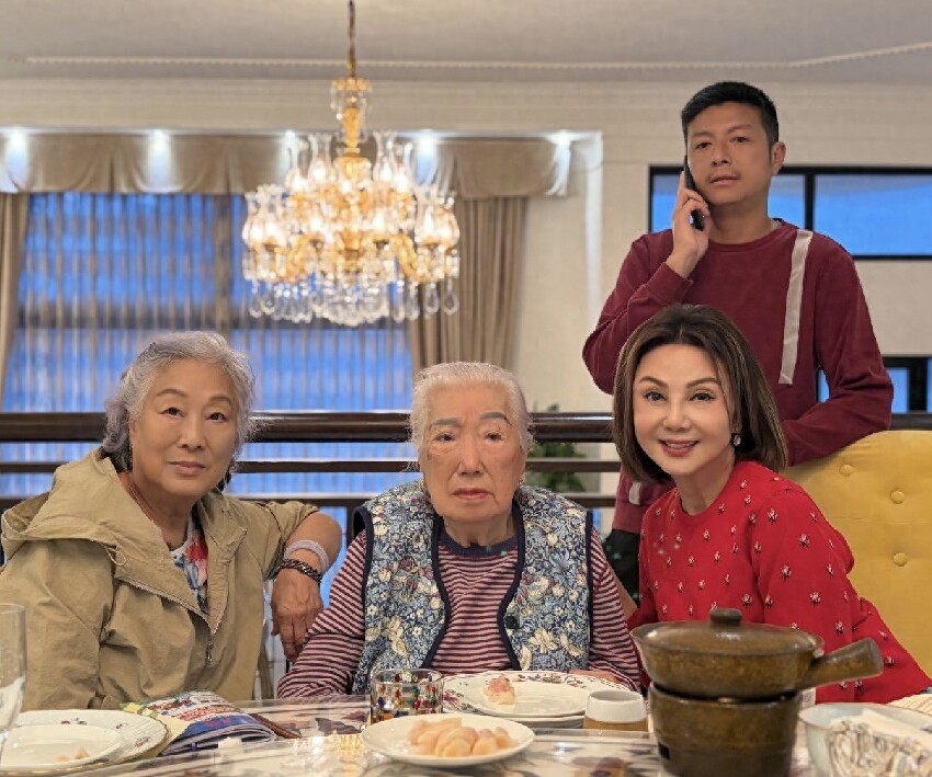 林建岳長子居家過45歲生日,101歲林老太罕露臉,滿頭白髮仍霸氣