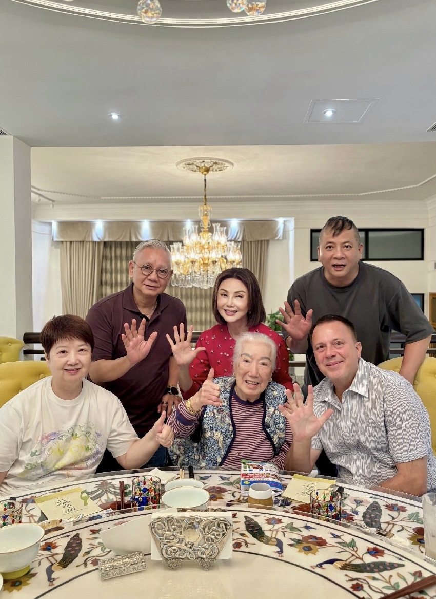 林建岳長子居家過45歲生日,101歲林老太罕露臉,滿頭白髮仍霸氣