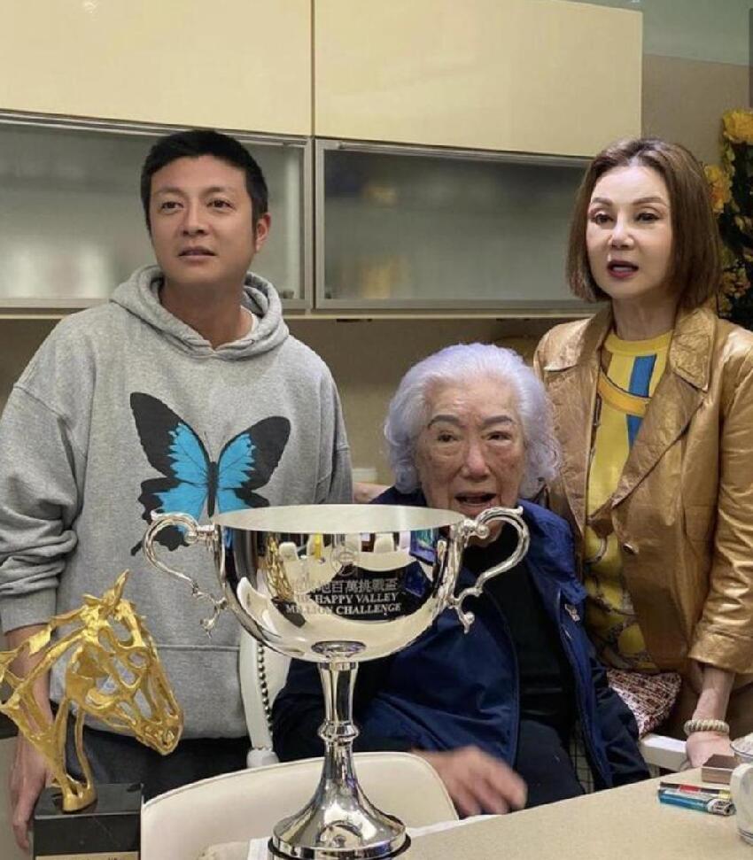 林建岳長子居家過45歲生日,101歲林老太罕露臉,滿頭白髮仍霸氣