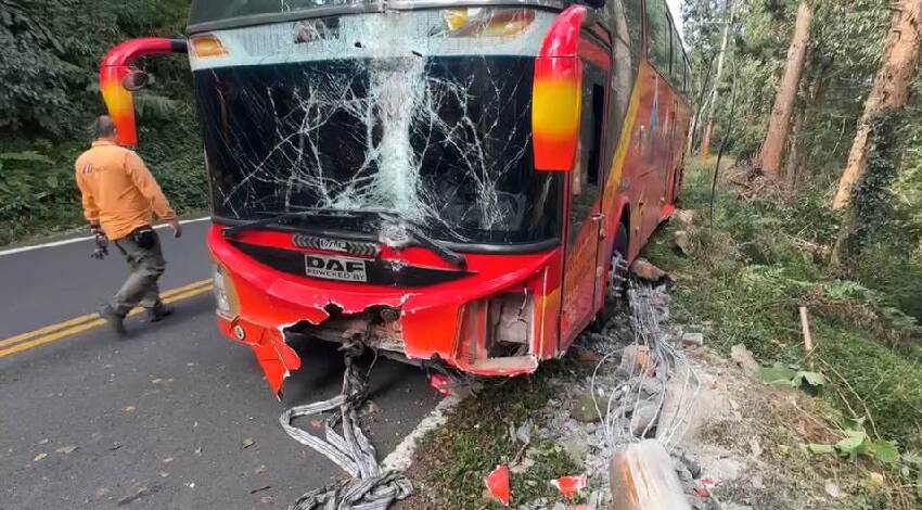 南投遊覽車往杉林溪「自撞車頭全毀」卡懸崖「駕駛竟離奇失蹤」警消到場破門後全場傻眼！