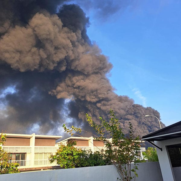 地毯專賣場失火 滾滾濃煙 直衝天際