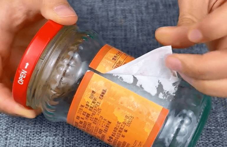 膠帶粘膠痕跡難去除?教你輕輕一擦乾干凈凈,方法簡單,一看就會