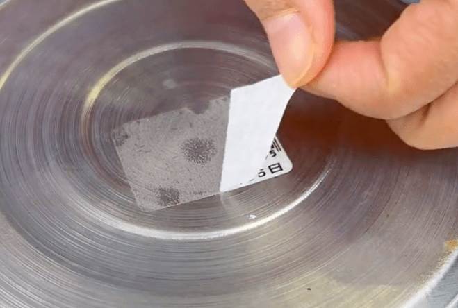 膠帶粘膠痕跡難去除?教你輕輕一擦乾干凈凈,方法簡單,一看就會