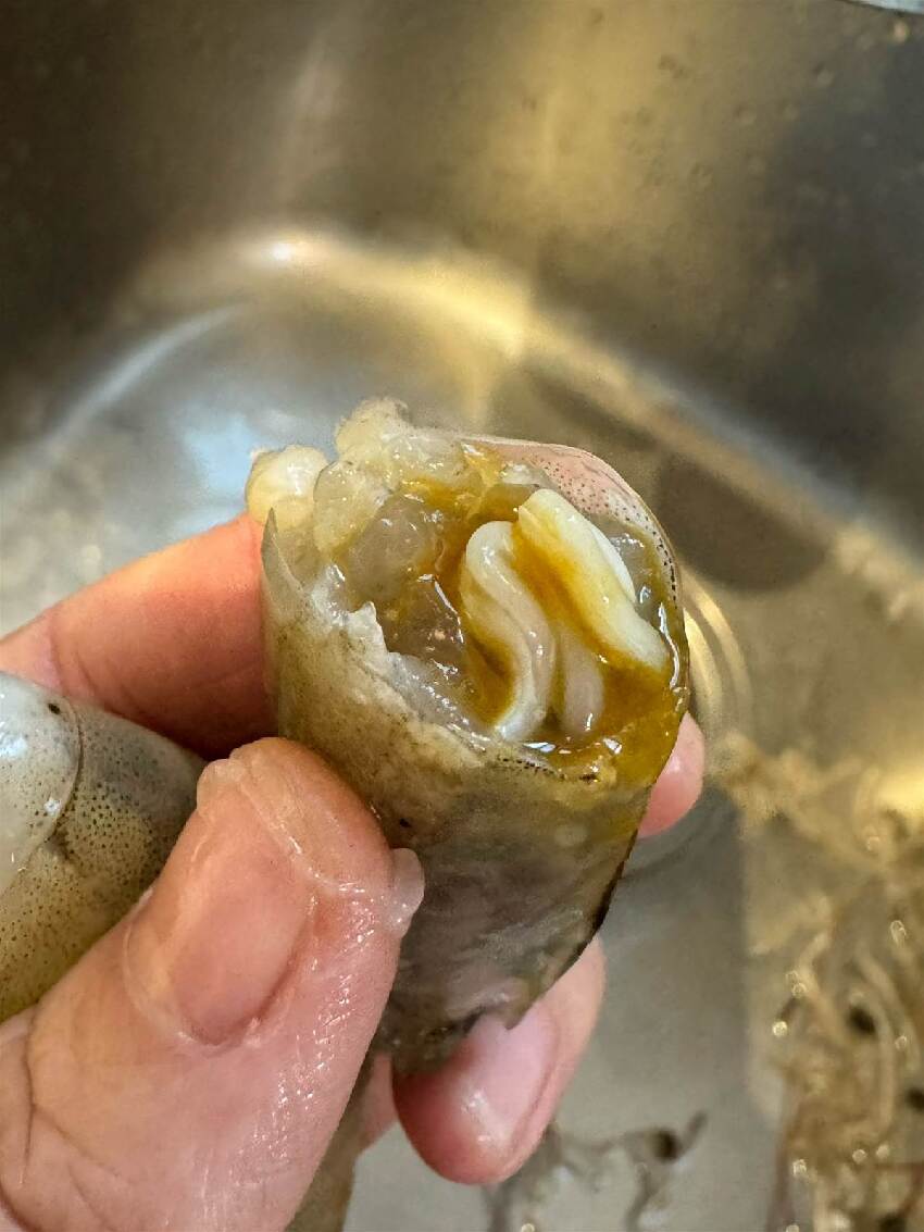 新買的蝦發現有「白蛆」，被嚇的不敢吃，她怒找店家理論卻被嘲：第一次吃海鮮嗎
