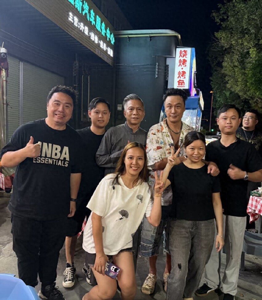 65歲吳鎮宇廣州大排檔擼串！黑髮濃密狀態好，和朋友喝酒毫無架子