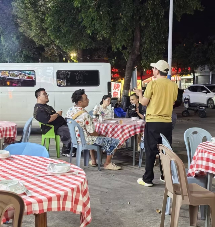 65歲吳鎮宇廣州大排檔擼串！黑髮濃密狀態好，和朋友喝酒毫無架子