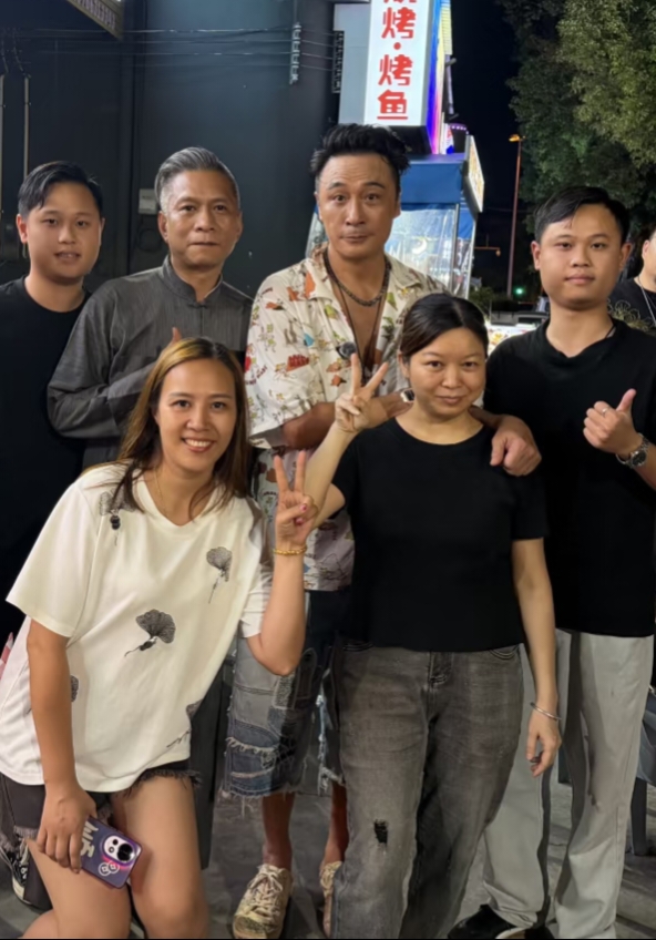 65歲吳鎮宇廣州大排檔擼串！黑髮濃密狀態好，和朋友喝酒毫無架子