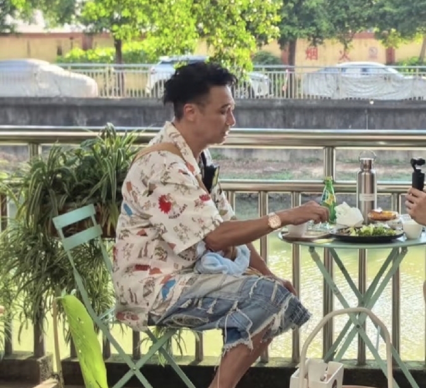 65歲吳鎮宇廣州大排檔擼串！黑髮濃密狀態好，和朋友喝酒毫無架子