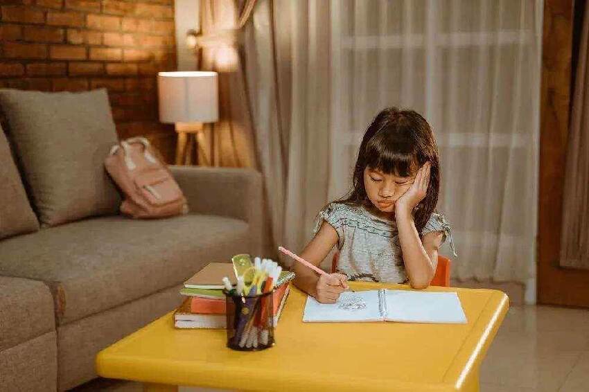 孩子越來越磨蹭?都是因為他常聽這兩個字,家長要少說